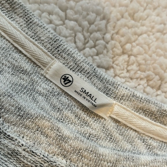 NEW North Carolina Crewneck - Picture 7 of 7